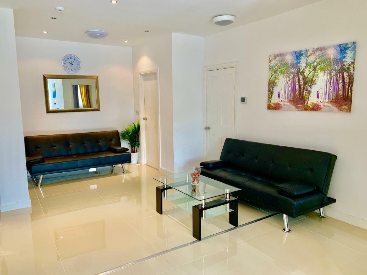 3 Bedrooms, 3 Baths, Spacious Lounge, Full Kitchen, Garden, Ground Floor, Free Parking Apartament