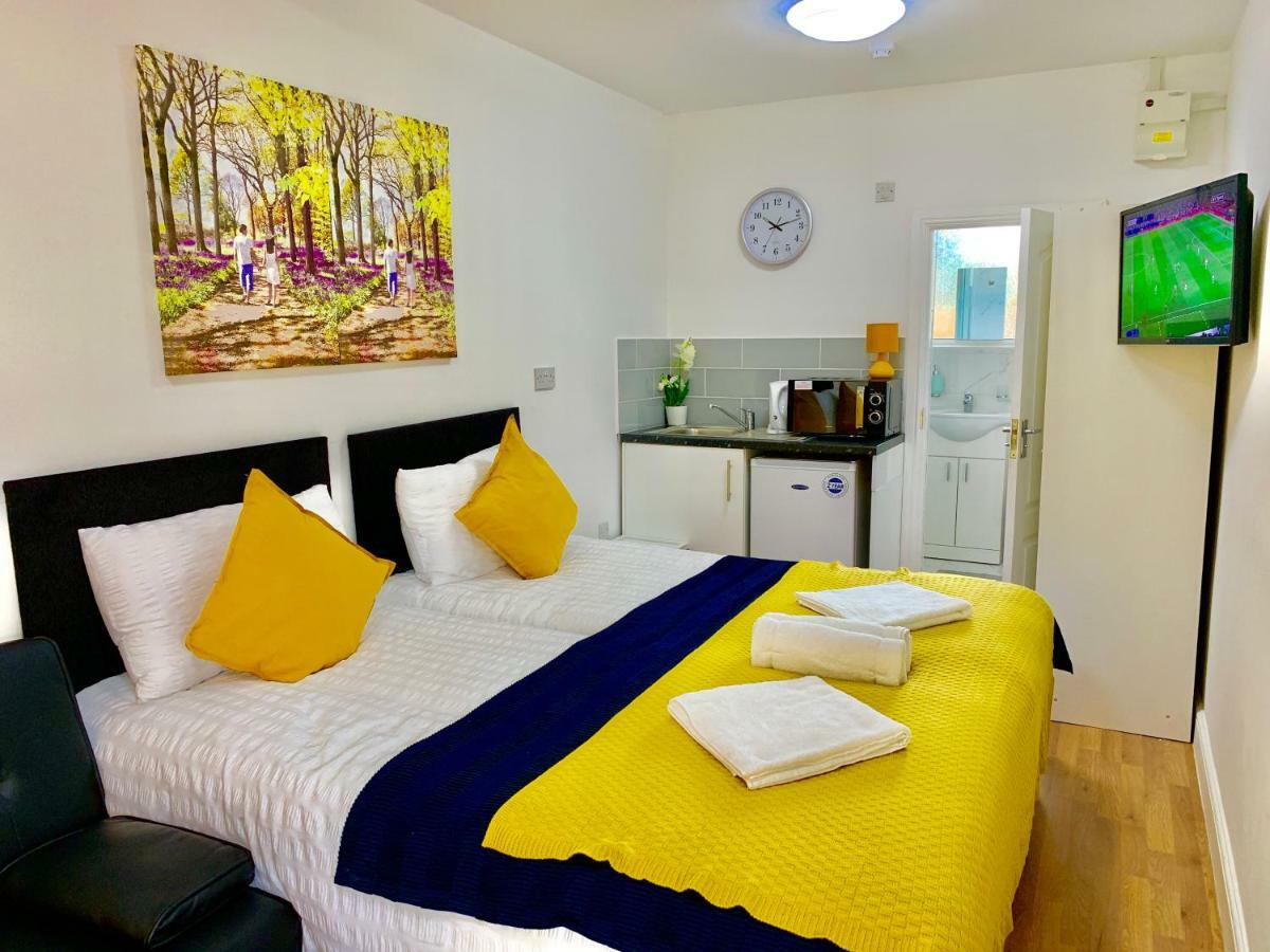 3 Bedrooms, 3 Baths, Spacious Lounge, Full Kitchen, Garden, Ground Floor, Free Parking Apartament