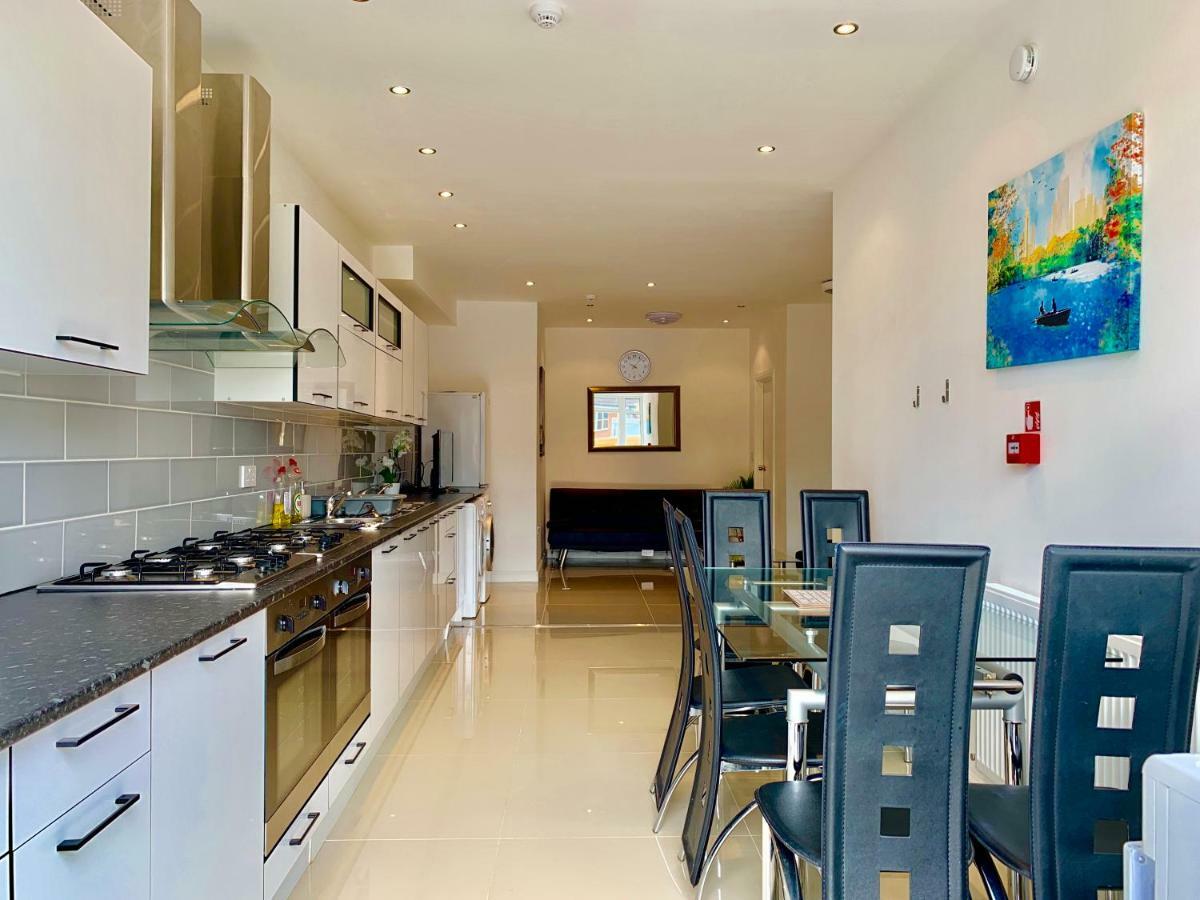 3 Bedrooms, 3 Baths, Spacious Lounge, Full Kitchen, Garden, Ground Floor, Free Parking Apartament
