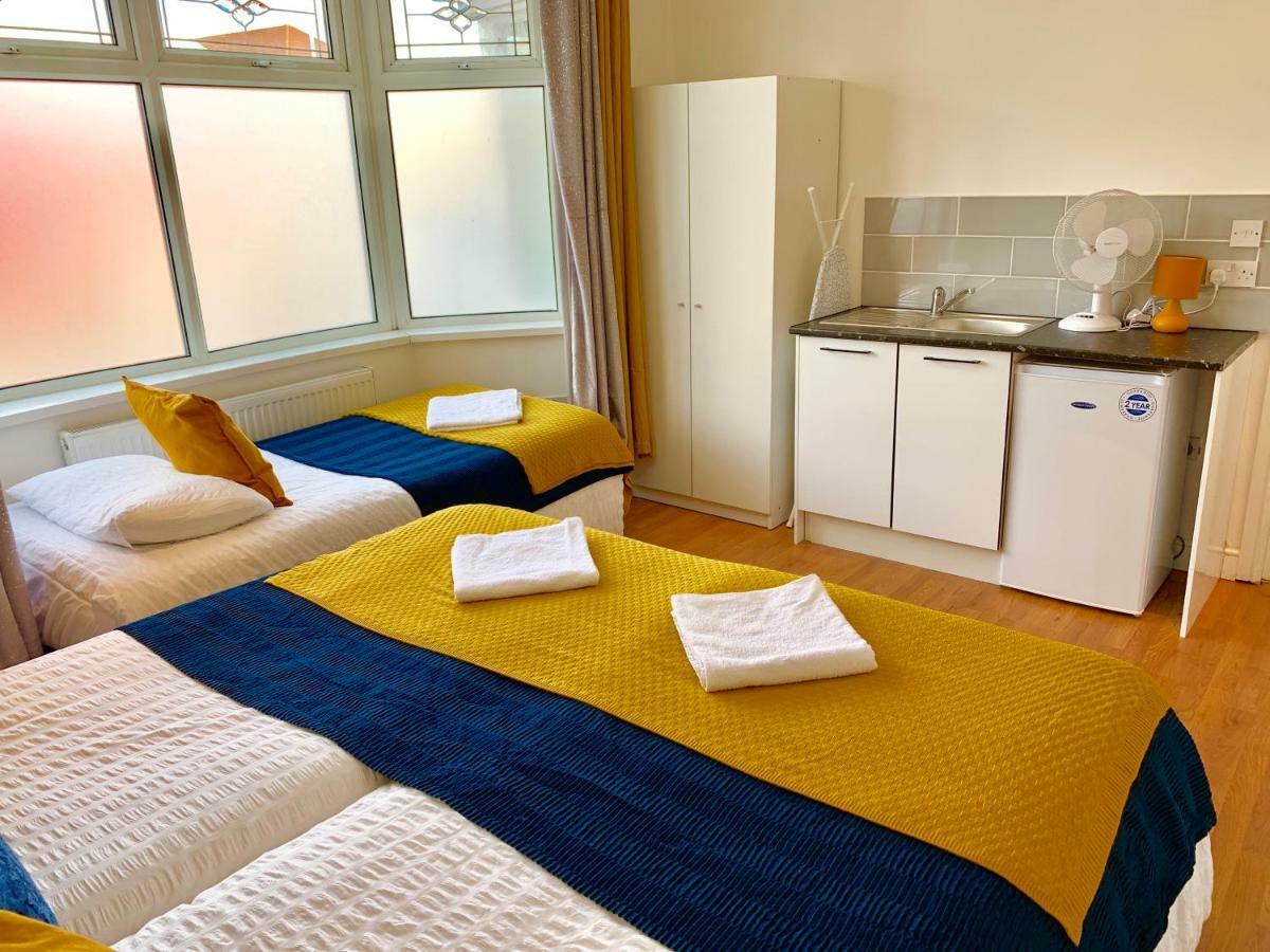 3 Bedrooms, 3 Baths, Spacious Lounge, Full Kitchen, Garden, Ground Floor, Free Parking Apartament Londra