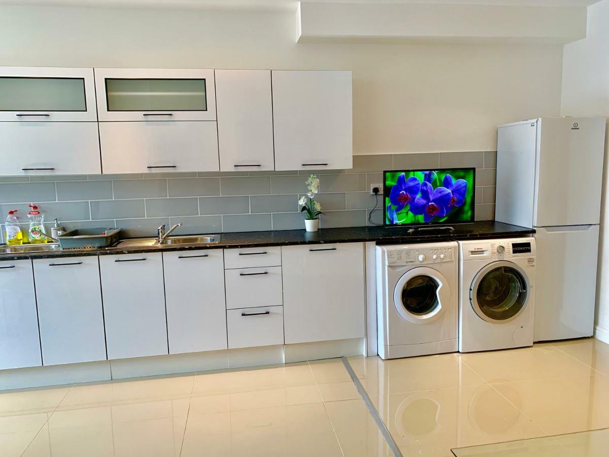 3 Bedrooms, 3 Baths, Spacious Lounge, Full Kitchen, Garden, Ground Floor, Free Parking Apartament