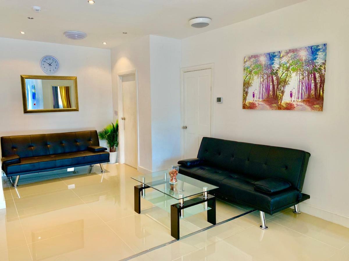 Apartament 3 Bedrooms, 3 Baths, Spacious Lounge, Full Kitchen, Garden, Ground Floor, Free Parking