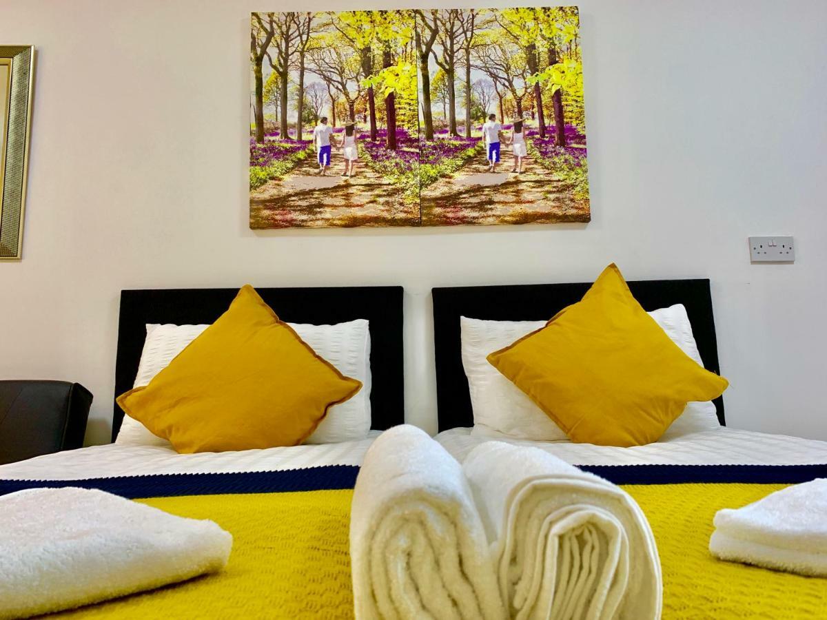 3 Bedrooms, 3 Baths, Spacious Lounge, Full Kitchen, Garden, Ground Floor, Free Parking Apartament *