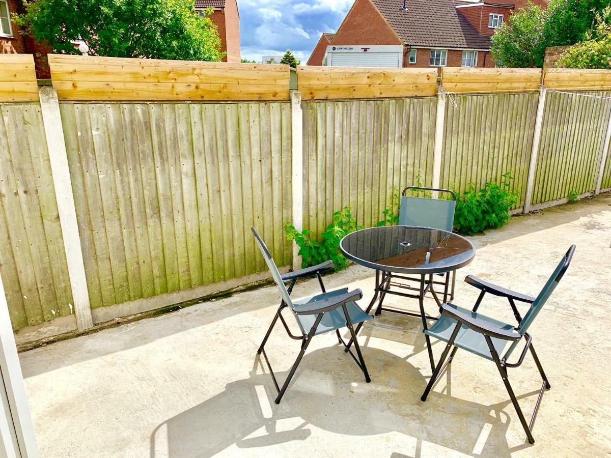 3 Bedrooms, 3 Baths, Spacious Lounge, Full Kitchen, Garden, Ground Floor, Free Parking Apartament *