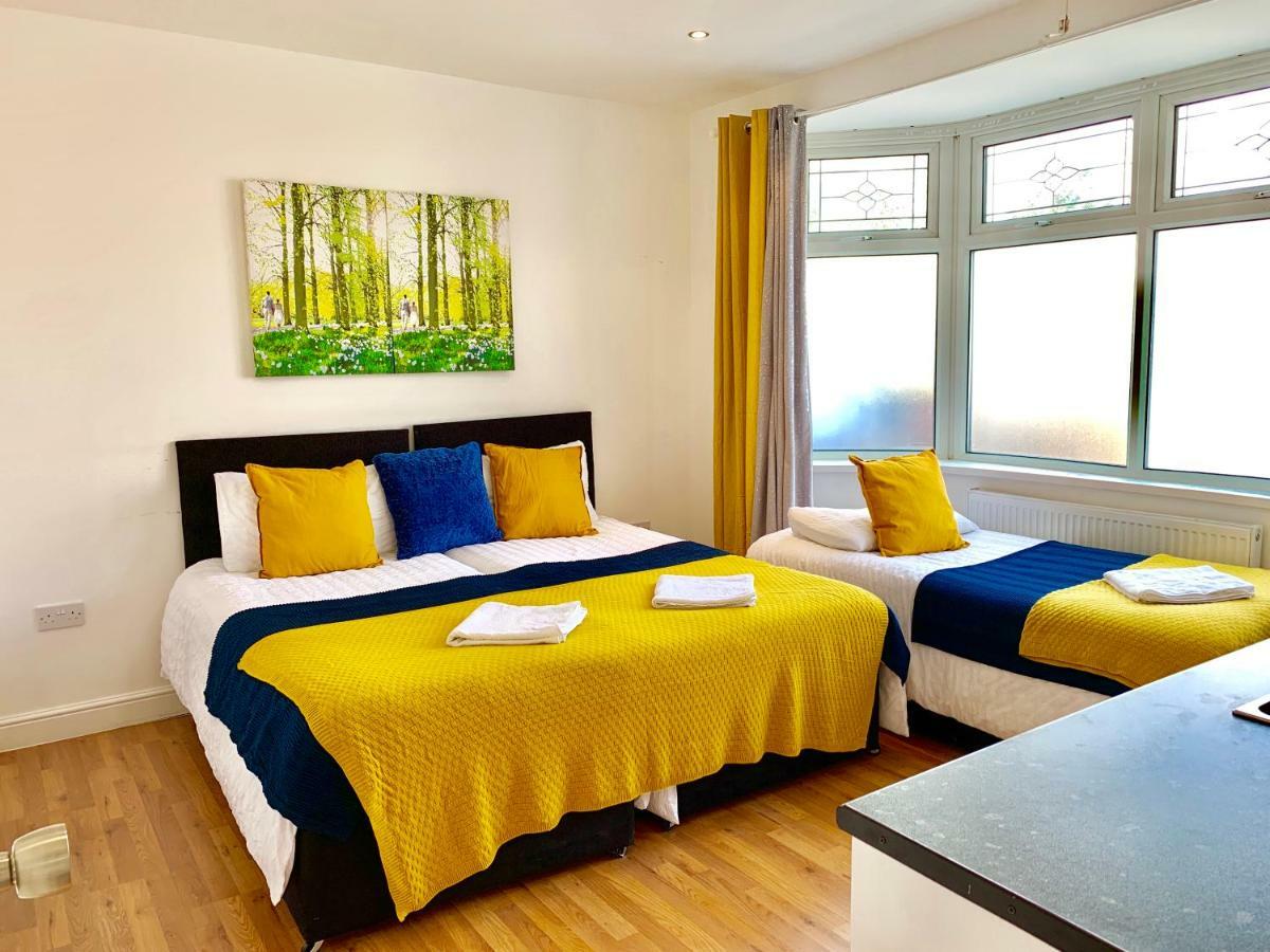 Apartament 3 Bedrooms, 3 Baths, Spacious Lounge, Full Kitchen, Garden, Ground Floor, Free Parking Londra