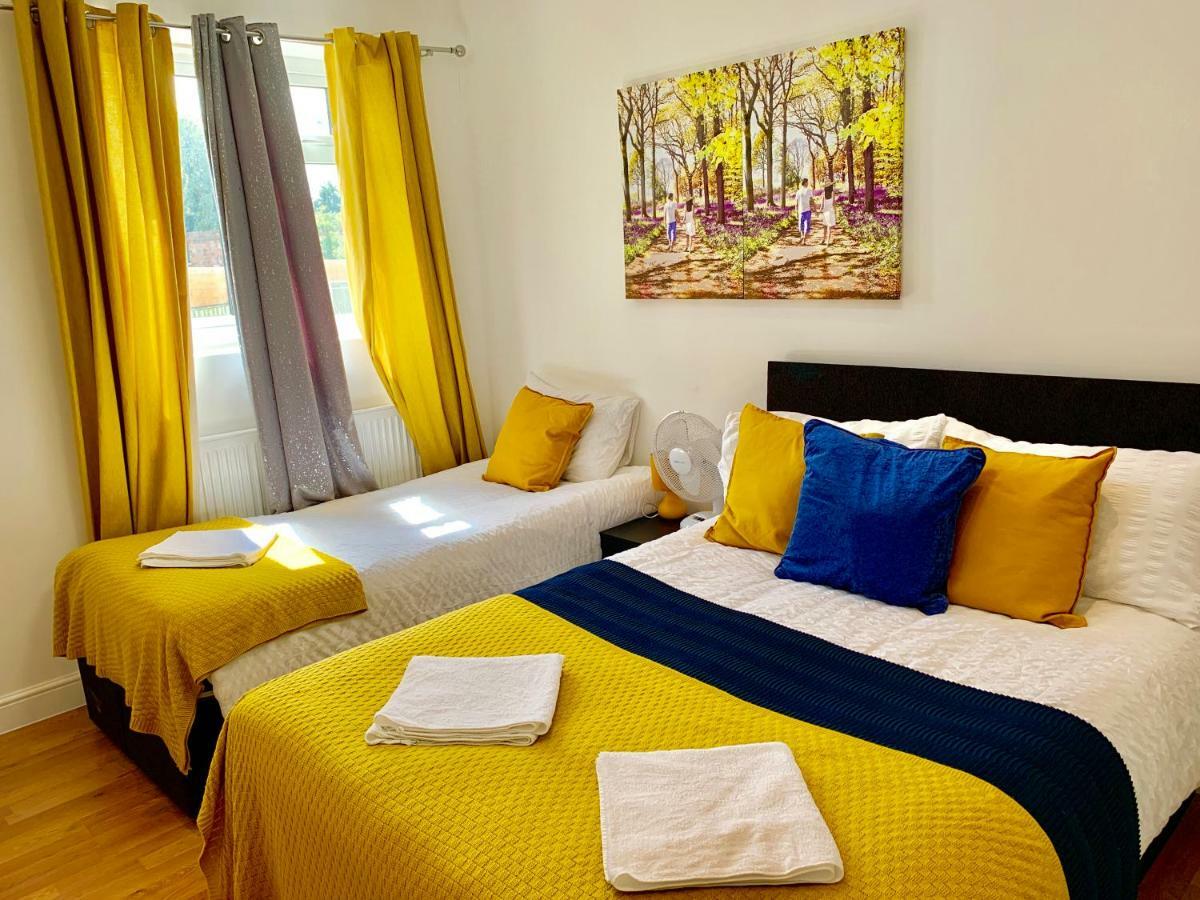Apartament 3 Bedrooms, 3 Baths, Spacious Lounge, Full Kitchen, Garden, Ground Floor, Free Parking *
