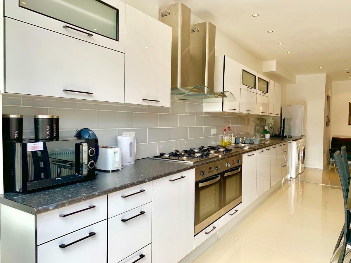 Apartament 3 Bedrooms, 3 Baths, Spacious Lounge, Full Kitchen, Garden, Ground Floor, Free Parking *