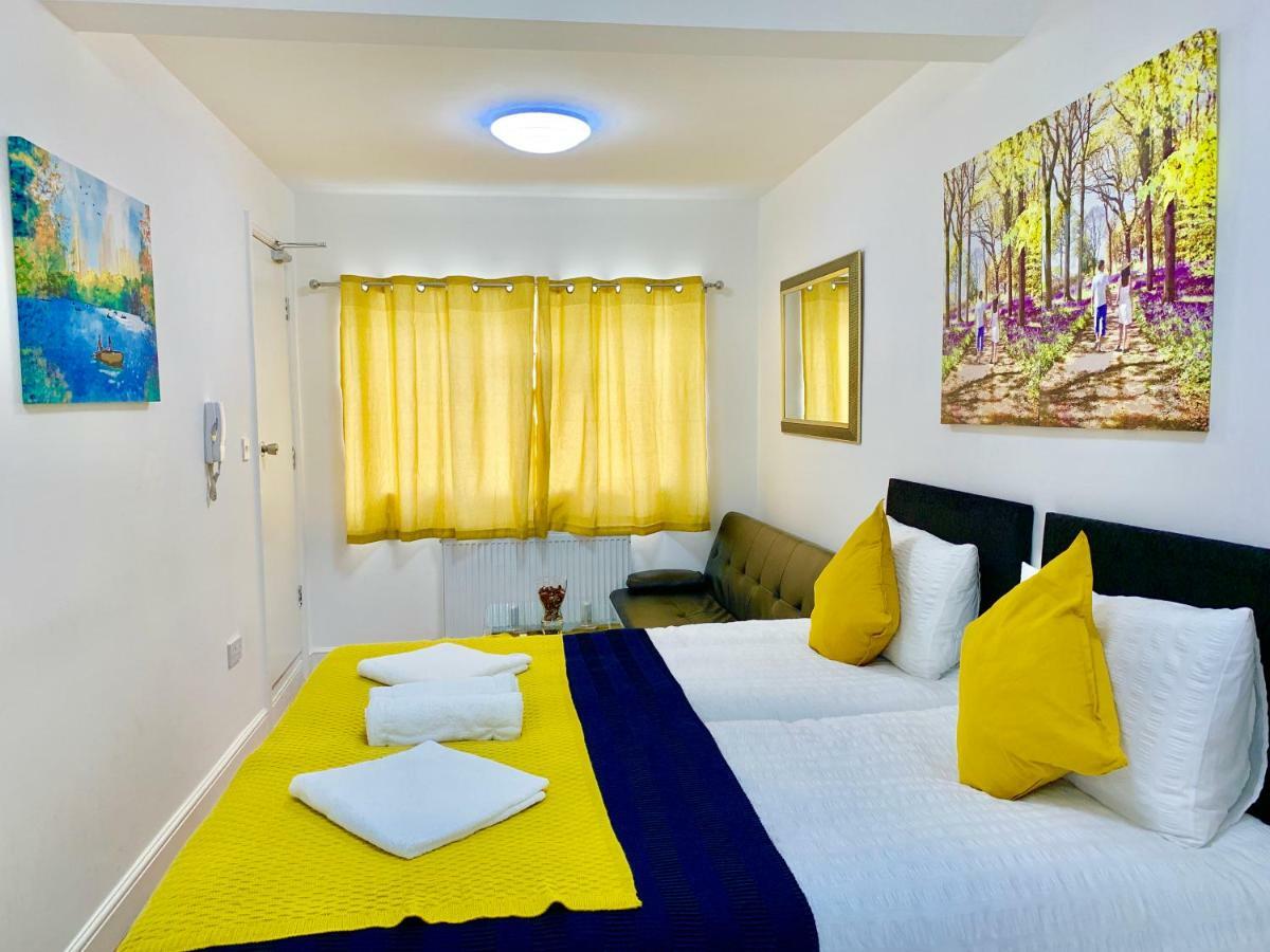 3 Bedrooms, 3 Baths, Spacious Lounge, Full Kitchen, Garden, Ground Floor, Free Parking Apartament *