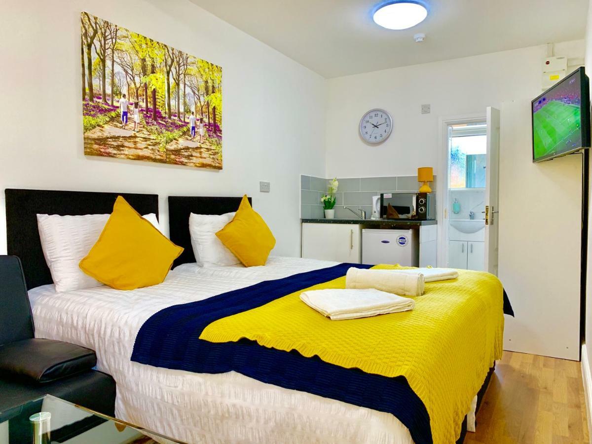 3 Bedrooms, 3 Baths, Spacious Lounge, Full Kitchen, Garden, Ground Floor, Free Parking Apartament