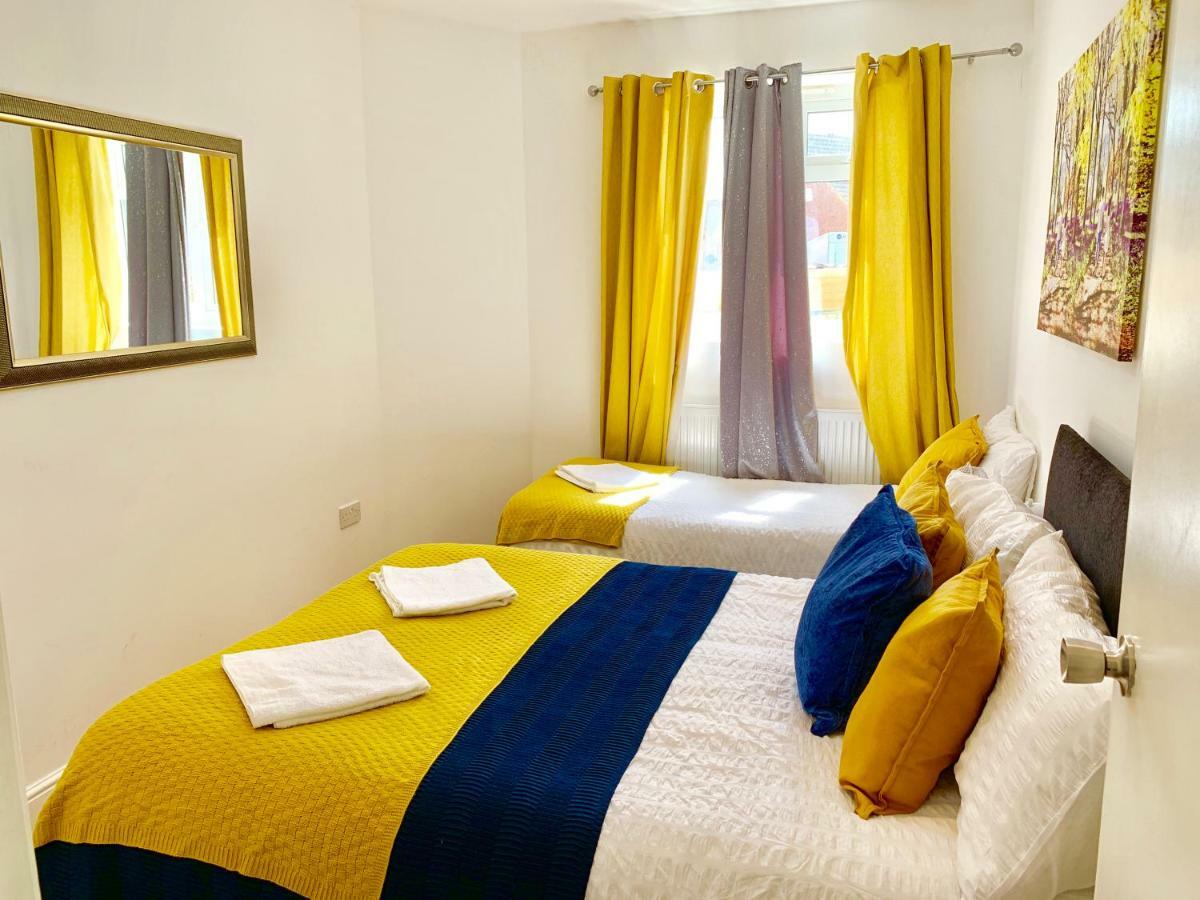 Apartament 3 Bedrooms, 3 Baths, Spacious Lounge, Full Kitchen, Garden, Ground Floor, Free Parking Londra