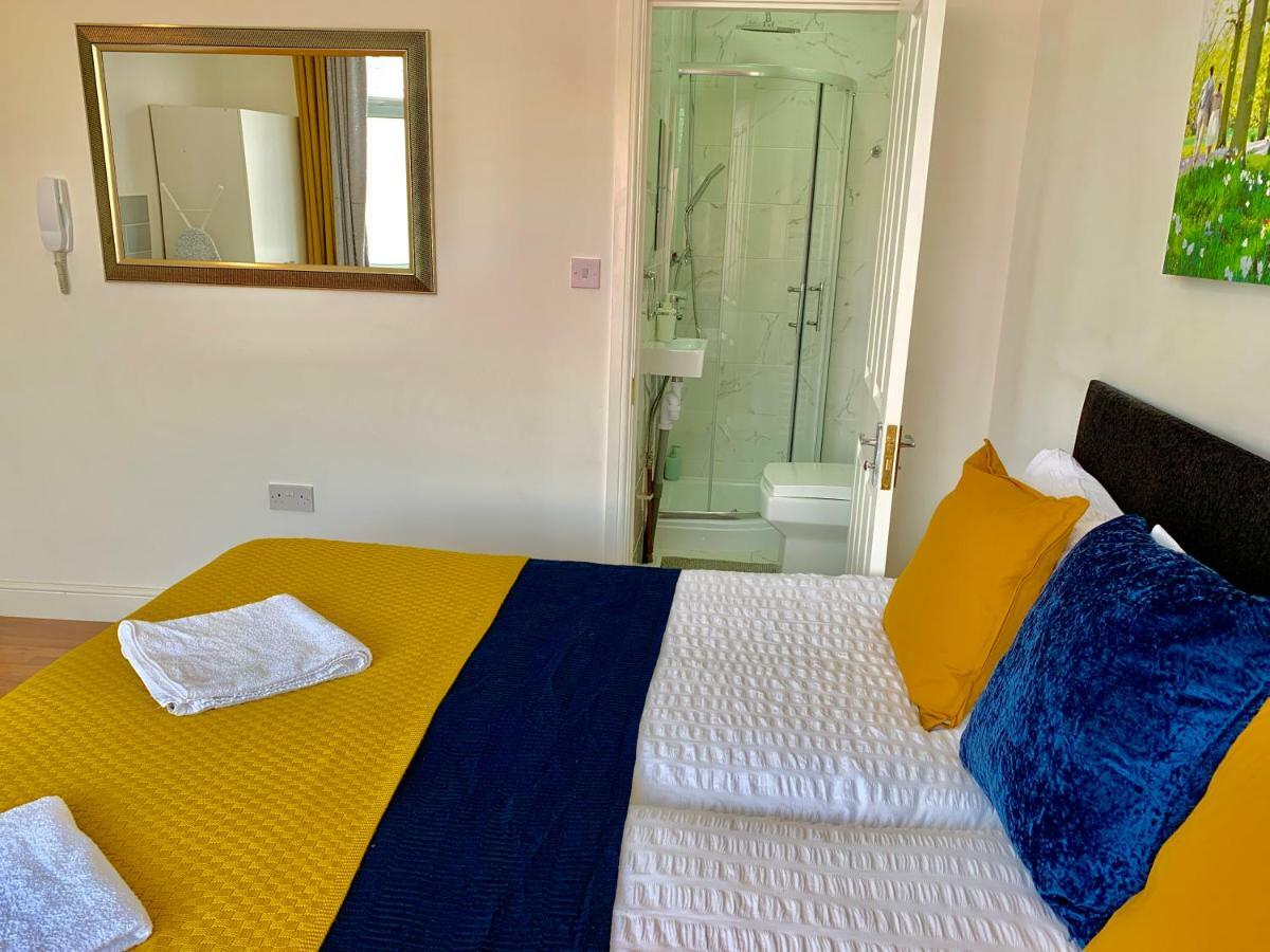 Apartament 3 Bedrooms, 3 Baths, Spacious Lounge, Full Kitchen, Garden, Ground Floor, Free Parking *